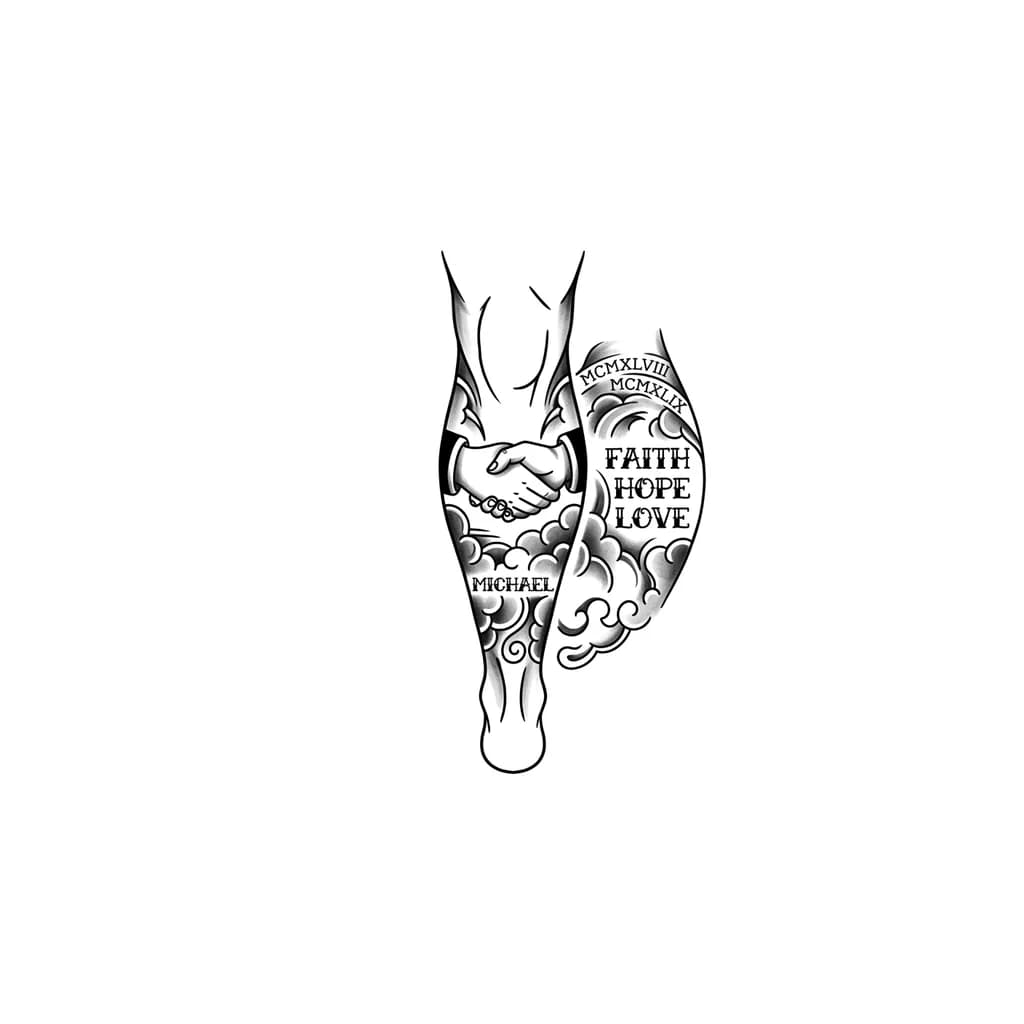 Тату эскиз: En toda la pierna, desde el tobillo hasta por debajo de la rodilla, dos manos juntándose en la parte del gemelo, una frase de tres líneas en el lado exterior de la pierna, fecha de nacimiento de mi madre y de mi padre en números romanos y el nombre de mi hermano acompañado de unas sombras con forma de nube