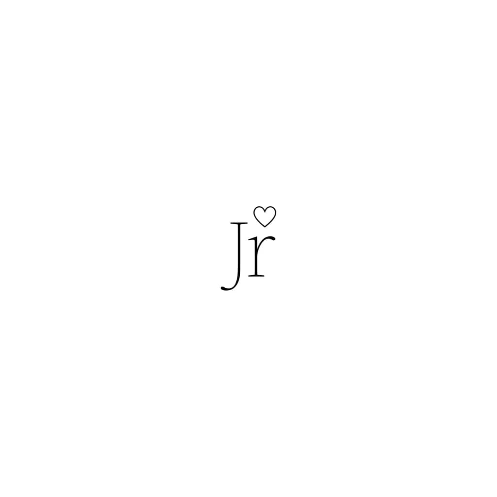 Тату эскиз: Jr sería el diseño principal y un corazón pequeño arriba de la r el corazón arriba de la r