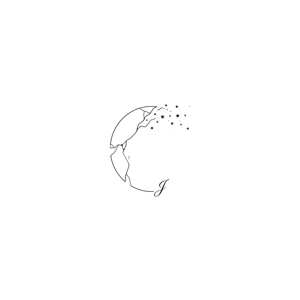 Тату эскиз: Un diseño de tatuaje minimalista para mujer en color negro. Es la mitad izquierda de un círculo hecho con una línea muy fina (fine line). La línea simula el estilo Kintsugi japonés con sutiles grietas limpias que se van transformando y florecen en una pequeña constelación de estrellitas delicadas. Al final de la línea lleva una letra J elegante y pequeña. Estilo boceto de tatuaje, fondo completamente blanco y limpio.