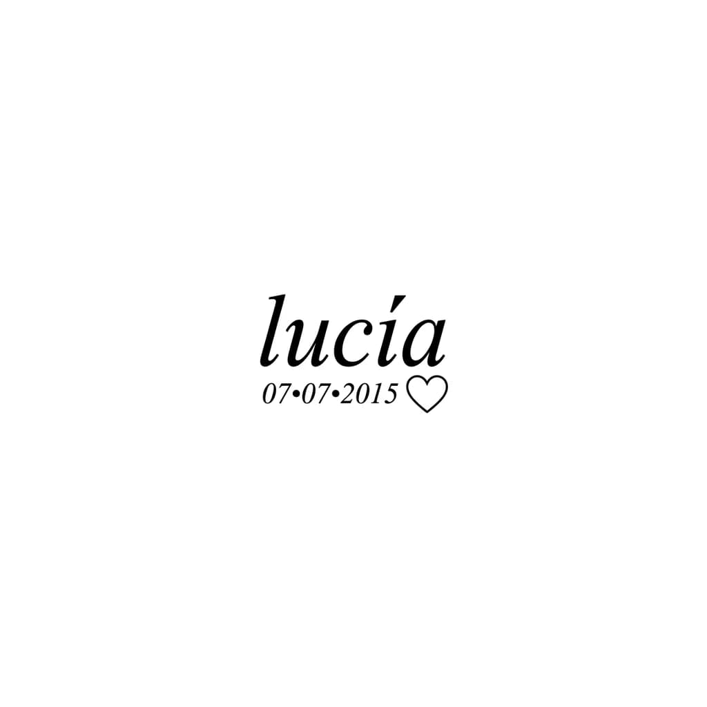Тату эскиз: Quiero que ponga el nombre "lucia" y sea una linea finita con una letra un poco en cursiva justo debajo del pliegue del codo por la parte de delante y que justo abajo ponga en mas pequeño 07/07/2015 no en cursiva y un corazon donde quede bien