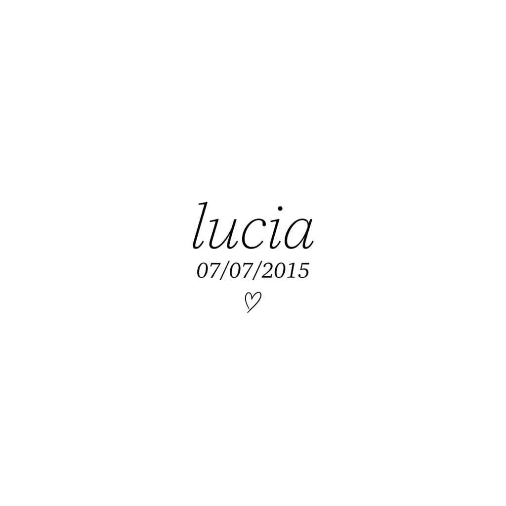 Тату эскиз: Quiero que ponga el nombre "lucia" y sea una linea finita con una letra un poco en cursiva justo debajo del pliegue del codo por la parte de delante y que justo abajo ponga en mas pequeño 07/07/2015 no en cursiva y un corazon donde quede bien linea muy fina y muy en cursiva 